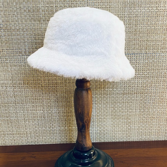 🌟HP🌟NWOT Off White Faux Fur Bucket Hat by Open Edit OS - Picture 2 of 10